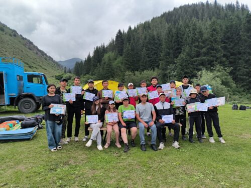 Вручены удостоверения и значки «Юный турист Кыргызстана»