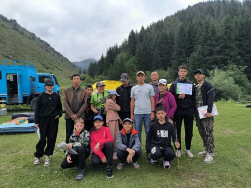 Вручены удостоверения и значки «Юный турист Кыргызстана»