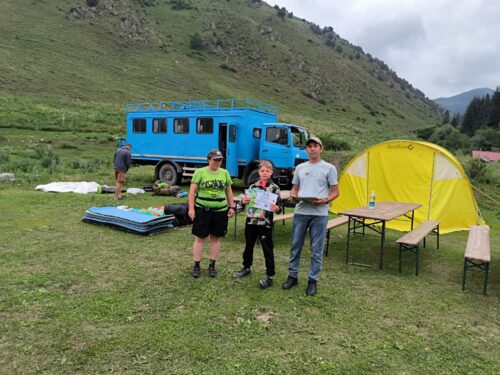 Вручены удостоверения и значки «Юный турист Кыргызстана»