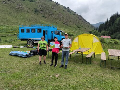 Вручены удостоверения и значки «Юный турист Кыргызстана»