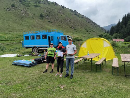 Вручены удостоверения и значки «Юный турист Кыргызстана»