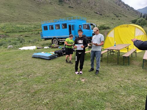 Вручены удостоверения и значки «Юный турист Кыргызстана»