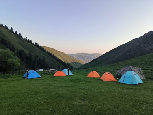 Вручены удостоверения и значки «Юный турист Кыргызстана»