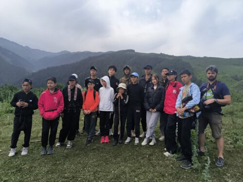 Вручены удостоверения и значки «Юный турист Кыргызстана»