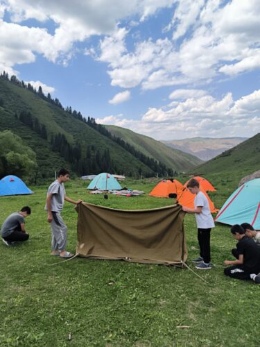 Вручены удостоверения и значки «Юный турист Кыргызстана»