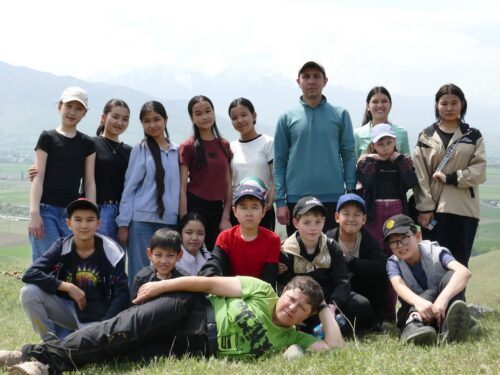 Вручены удостоверения и значки «Юный турист Кыргызстана»