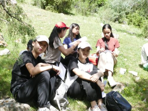 Вручены удостоверения и значки «Юный турист Кыргызстана»