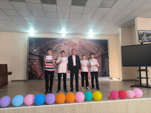 Вручены удостоверения и значки «Юный турист Кыргызстана»