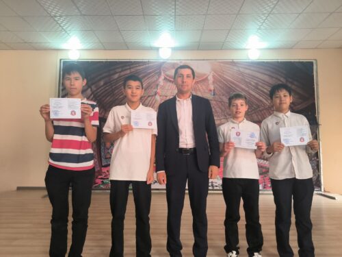 Вручены удостоверения и значки «Юный турист Кыргызстана»